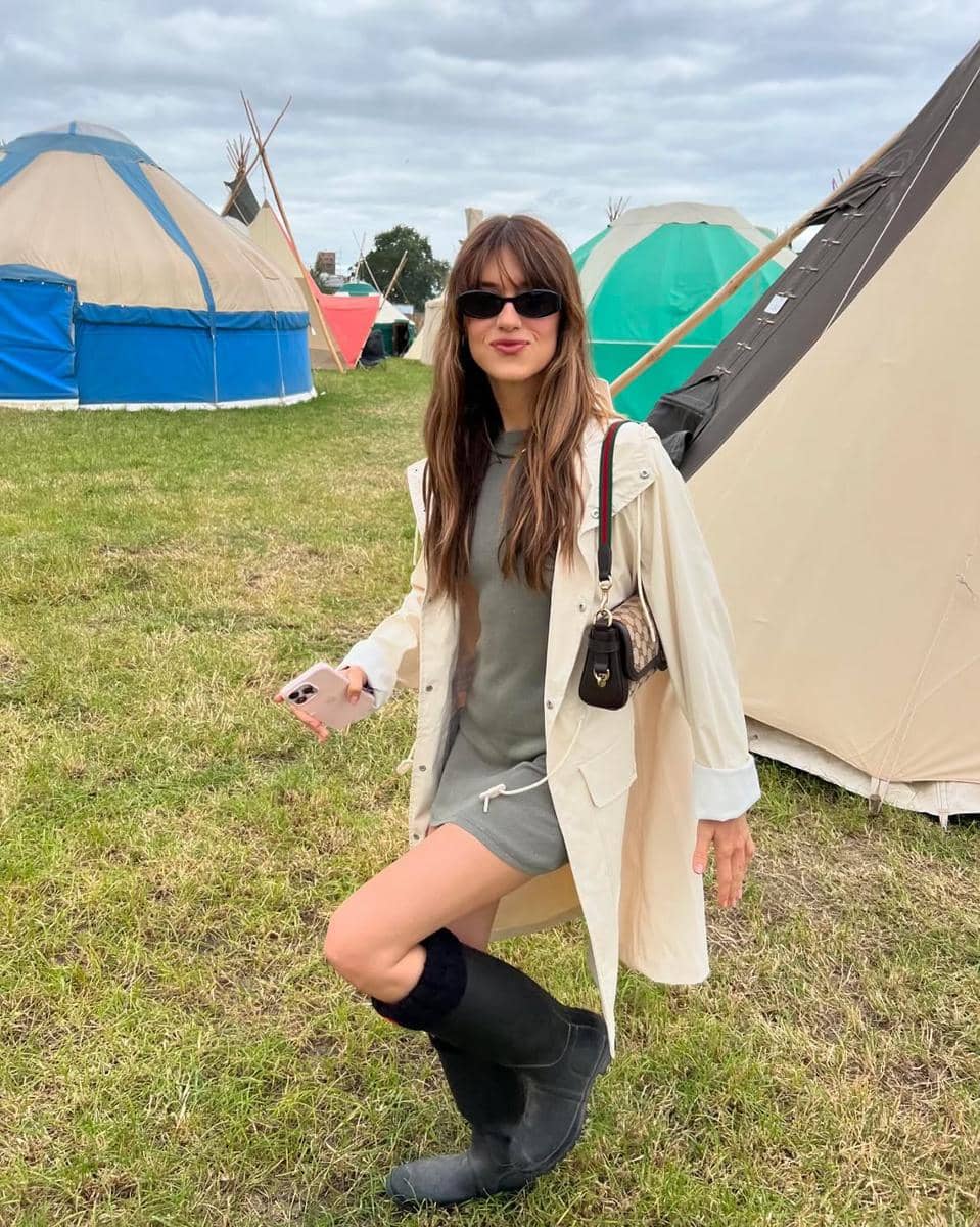 referensi outfit kasual ala Daisy Edgar-Jones