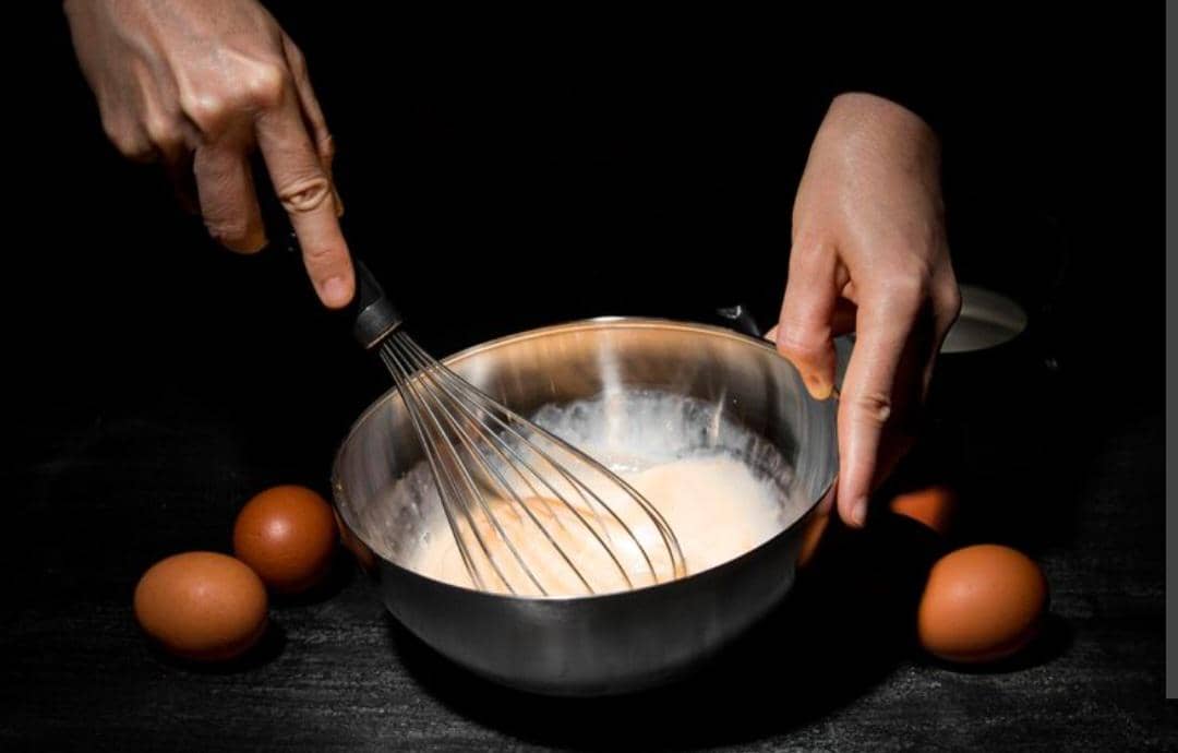 mengocok telur (magnific.com/freepik)