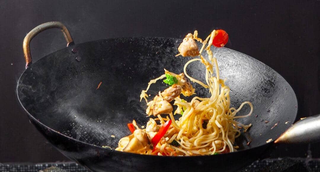 memasak mi goreng