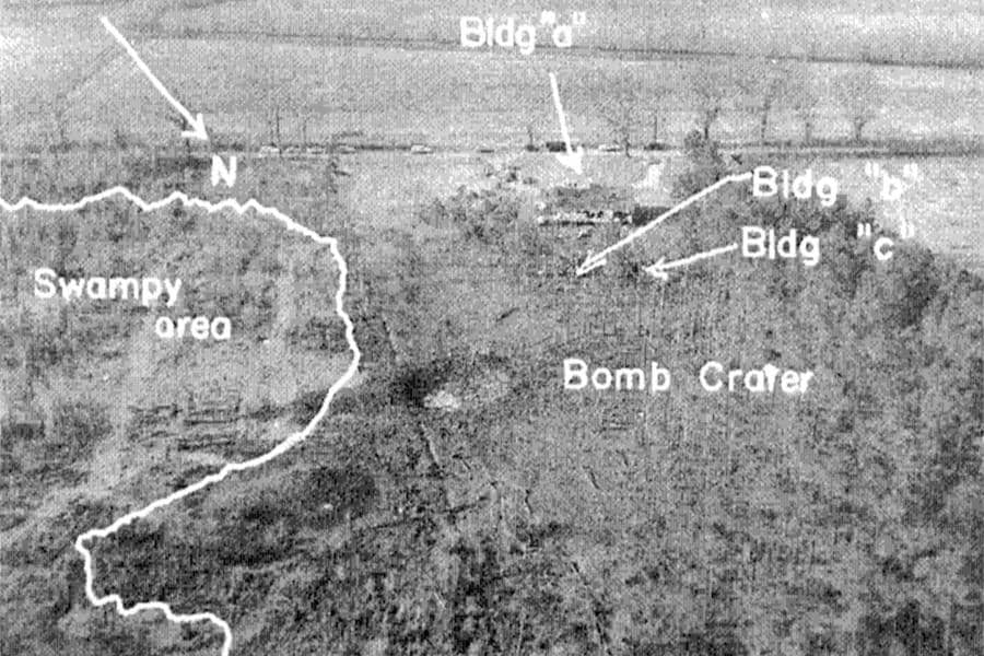 Pemandangan udara dari kecelakaan Mars Bluff tahun 1958, menunjukkan lokasi kawah bom dan bangunan kediaman Gregg.