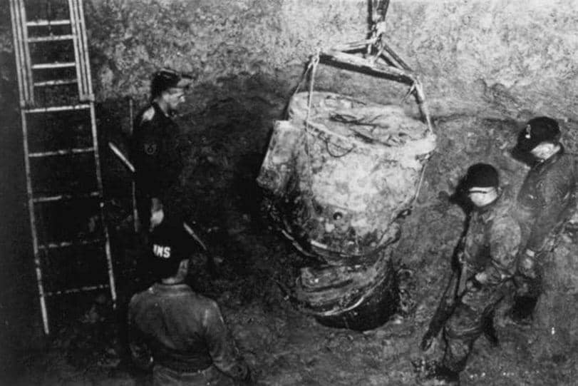 Personel Angkatan Udara sedang mengambil bagian-bagian dari bom nuklir MK-39 yang jatuh dari pesawat pengebom B-52 yang hancur di atas Goldsboro pada tahun 1961.