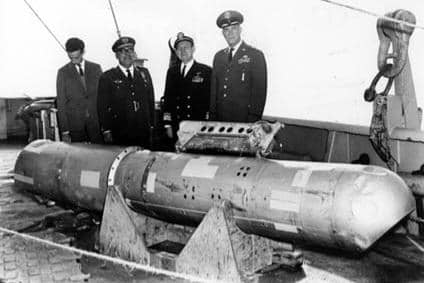 Delapan puluh hari setelah jatuh ke laut menyusul tabrakan di udara pada Januari 1966 antara pesawat pembom B-52G yang membawa senjata nuklir dan pesawat tanker pengisian bahan bakar KC-135 di atas Palomares, Spanyol, bom nuklir B28FI ini ditemukan dari kedalaman 869 meter.