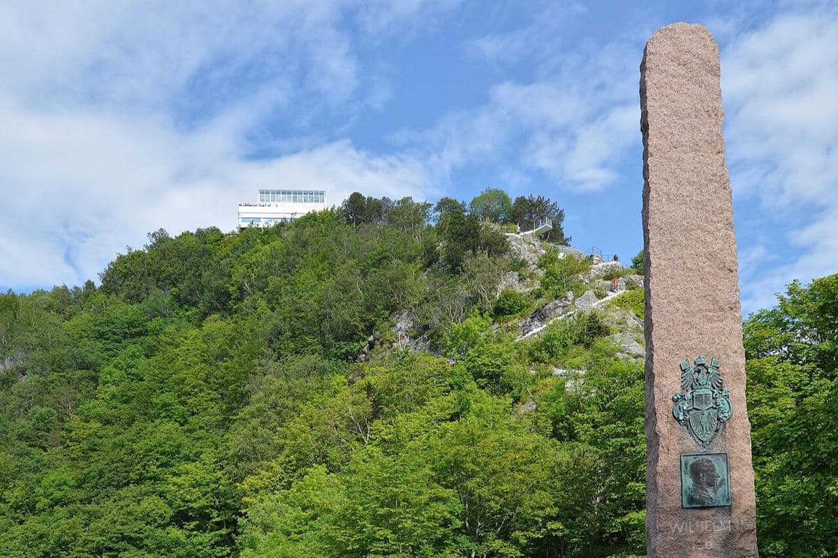 Monumen Wilhelm II di Alesund sebagai penghormatan atas bantuan Jerman setelah kebakaran 1904