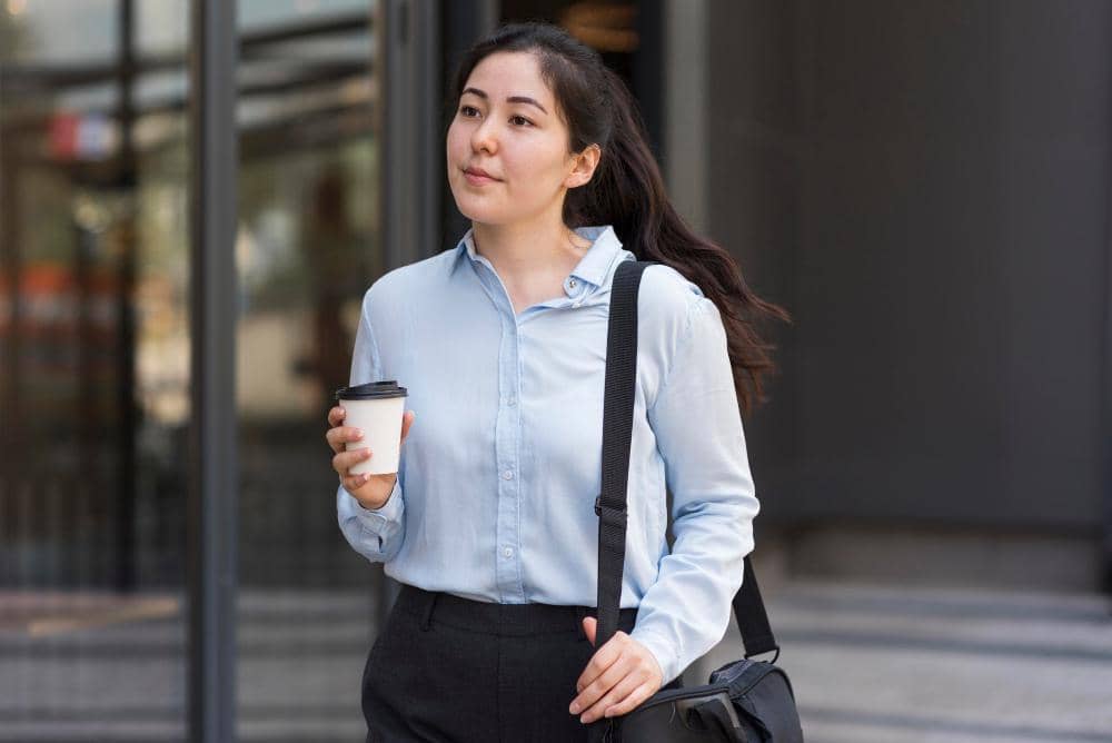 ilustrasi perempuan pulang kantor