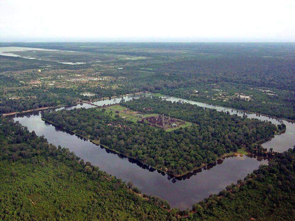 Angkor Wat di Kamboja yang dikelilingi oleh parit.