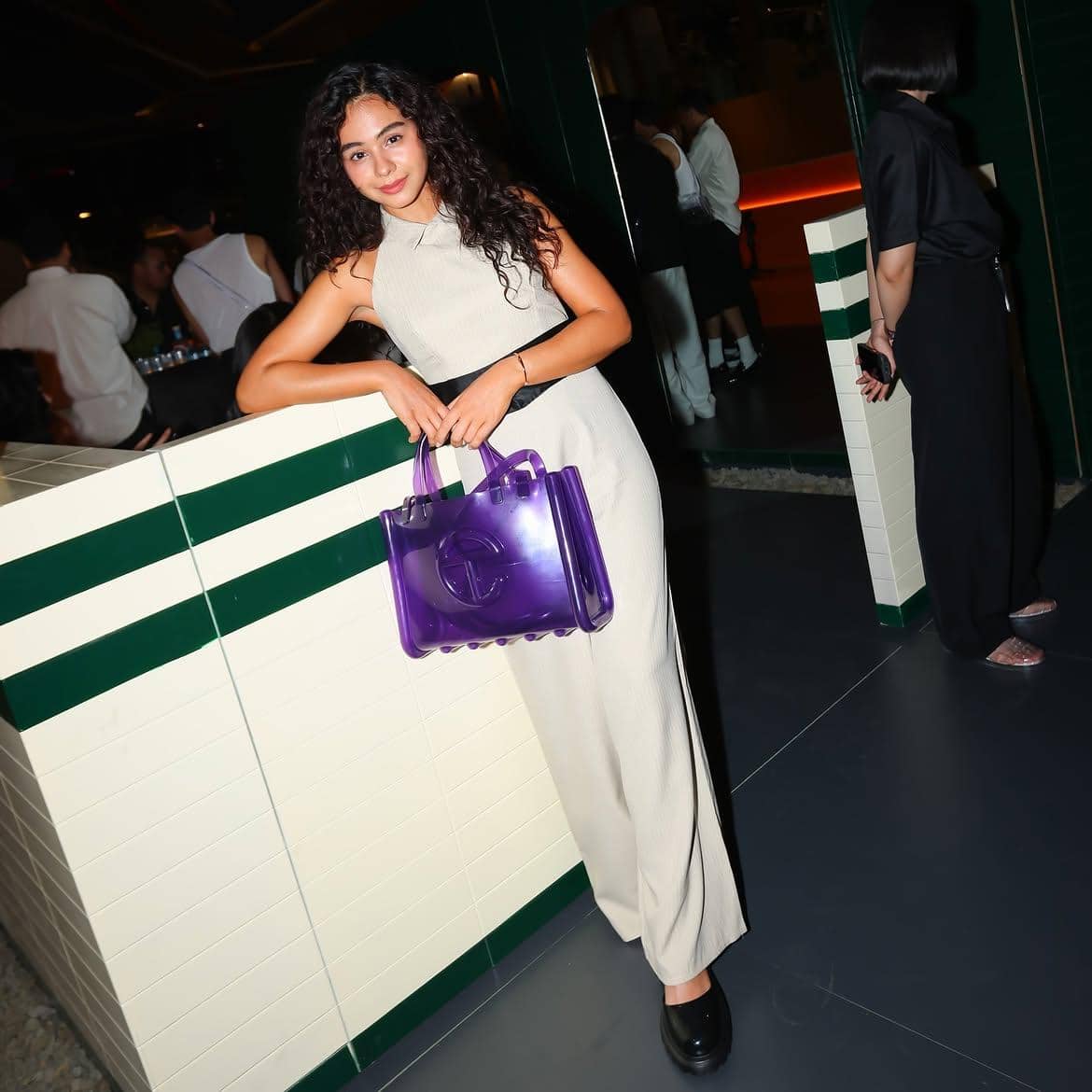 inspirasi outfit hitam putih ala Sahila Hisyam