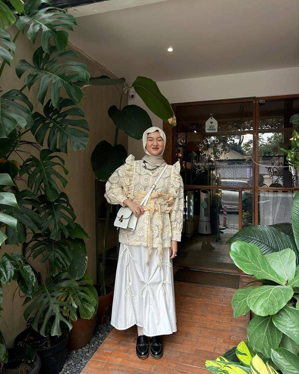 ide padu padan blouse ala selebgram Inas Rana
