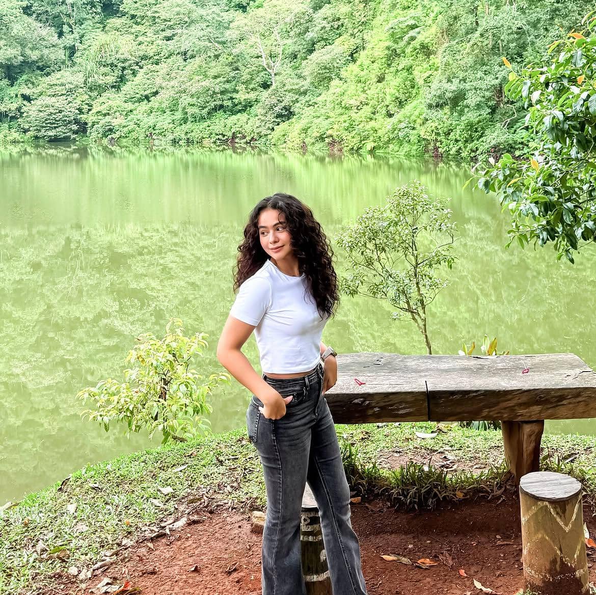 inspirasi outfit hitam putih ala Sahila Hisyam