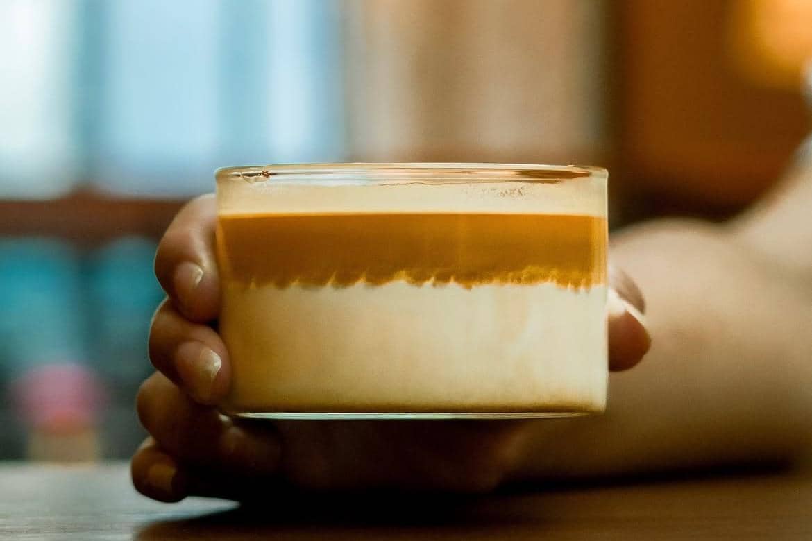 Dirty Latte di Makmur Jaya Coffee Roasters, Bandung