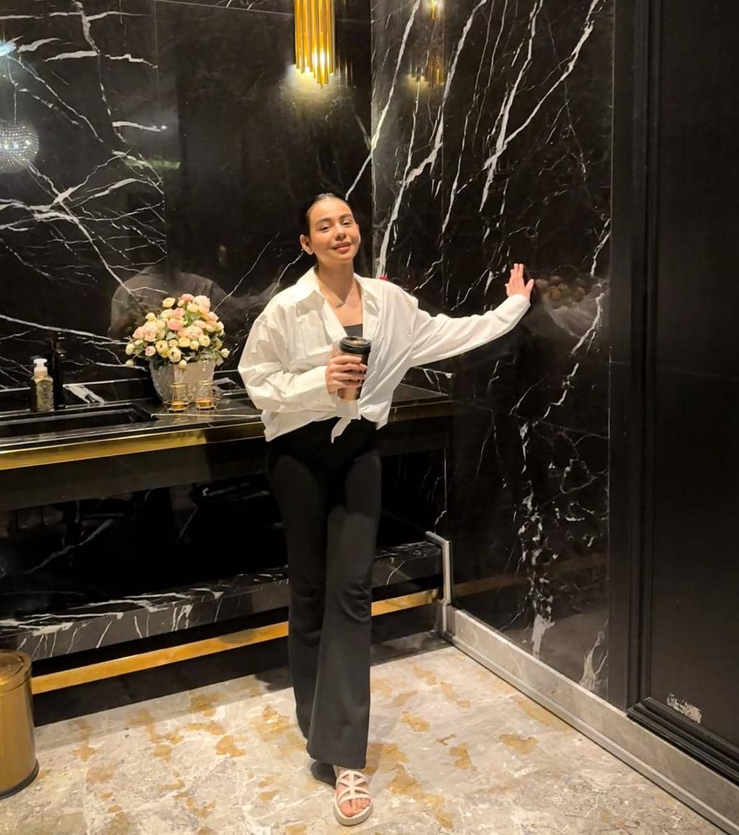 inspirasi outfit hitam putih ala Sahila Hisyam