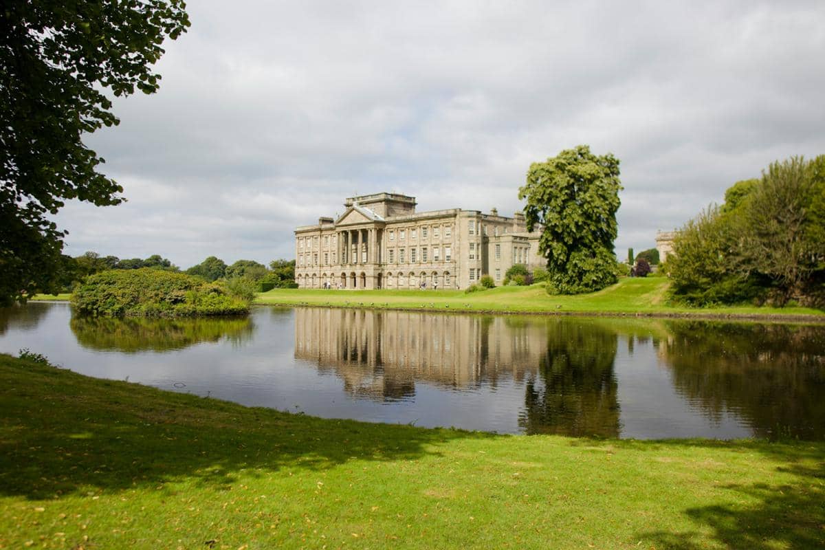 ilustrasi Lyme Park di Stockport 