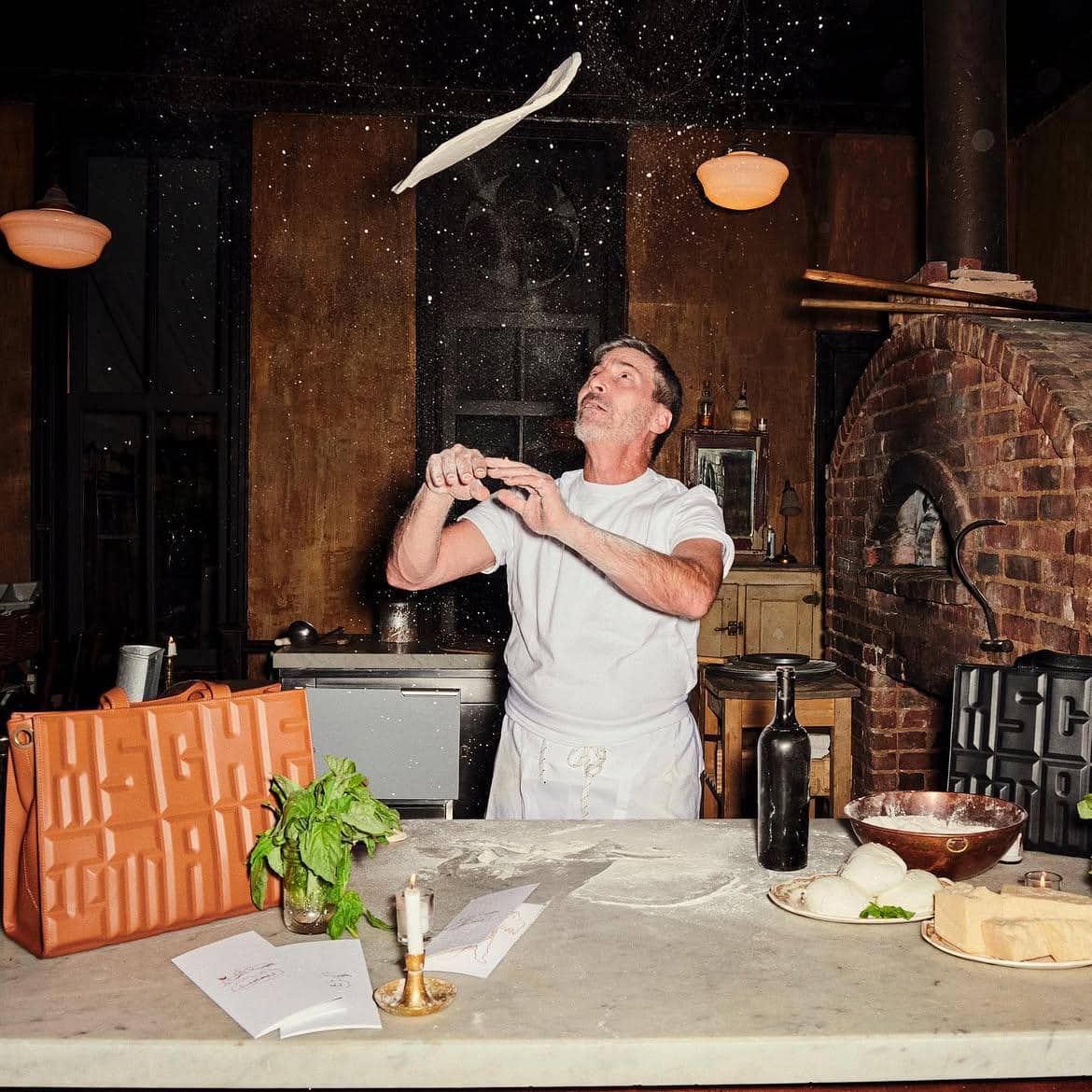 potret chef di Lucali membuat pizza 