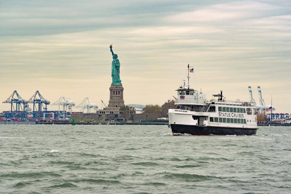 ilustrasi ferry ke Liberty Island 