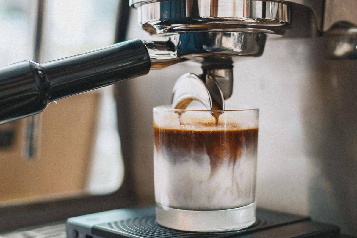 7 Dirty Latte Enak di Bandung, Favorit Pencinta Kopi!