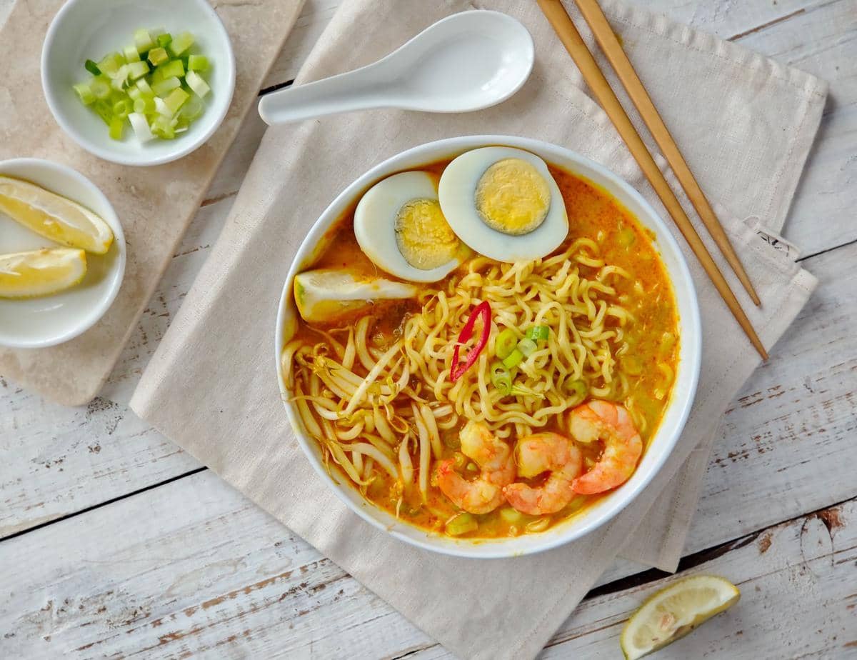 ilustrasi indomie kuah keju