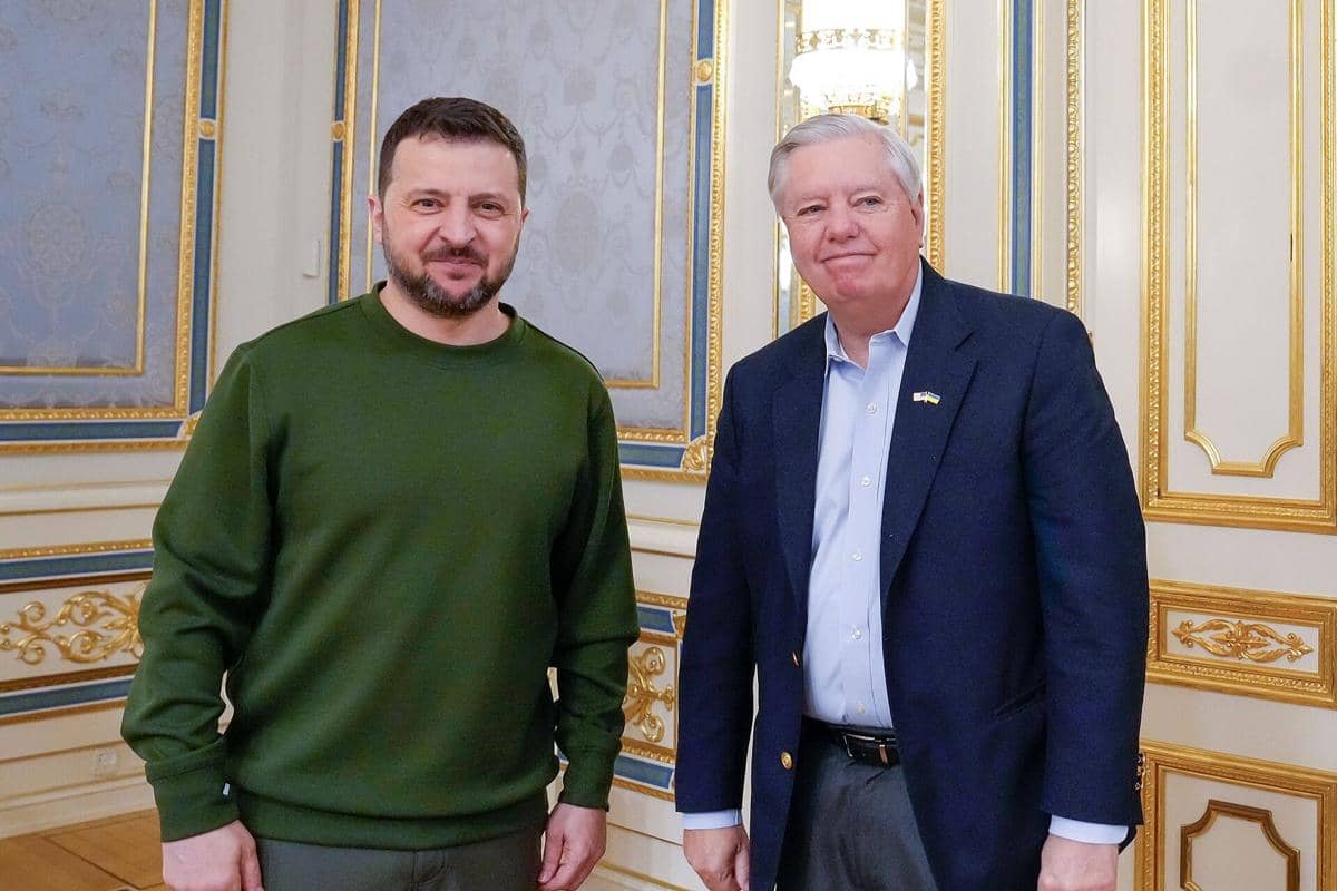 Lindsey Graham sedang bertemu dengan Volodymyr Zelenskyy.