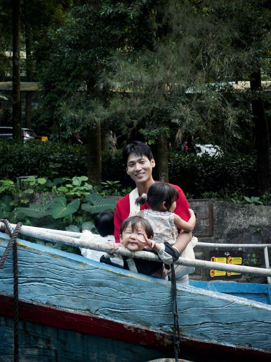 Na Daehoon ajak Trio Na ke Taman Safari Bogor
