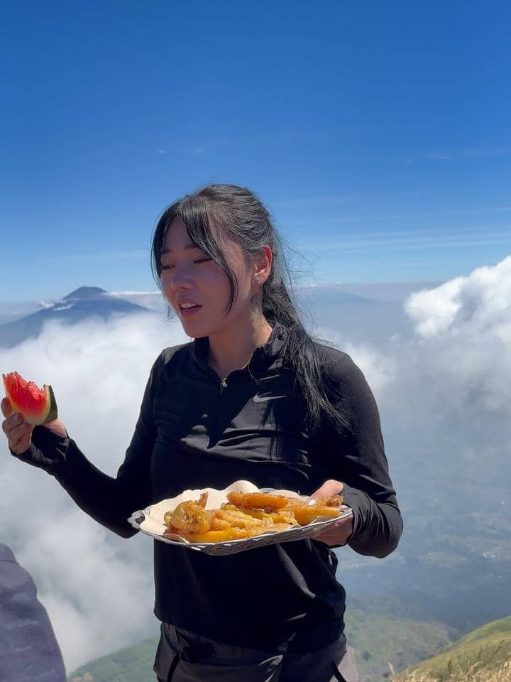 Wendy Walters mendaki Gunung Merbabu