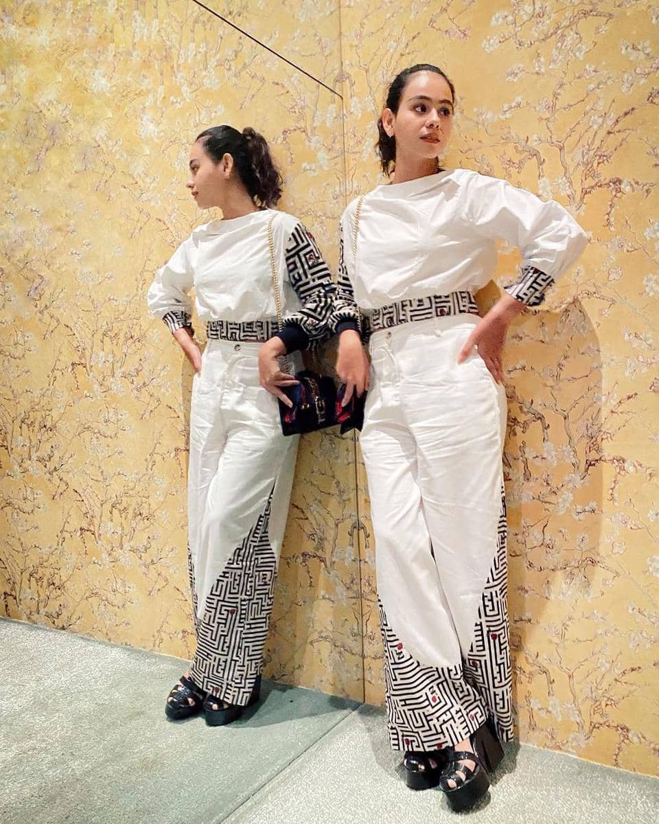 inspirasi outfit hitam putih ala Sahila Hisyam