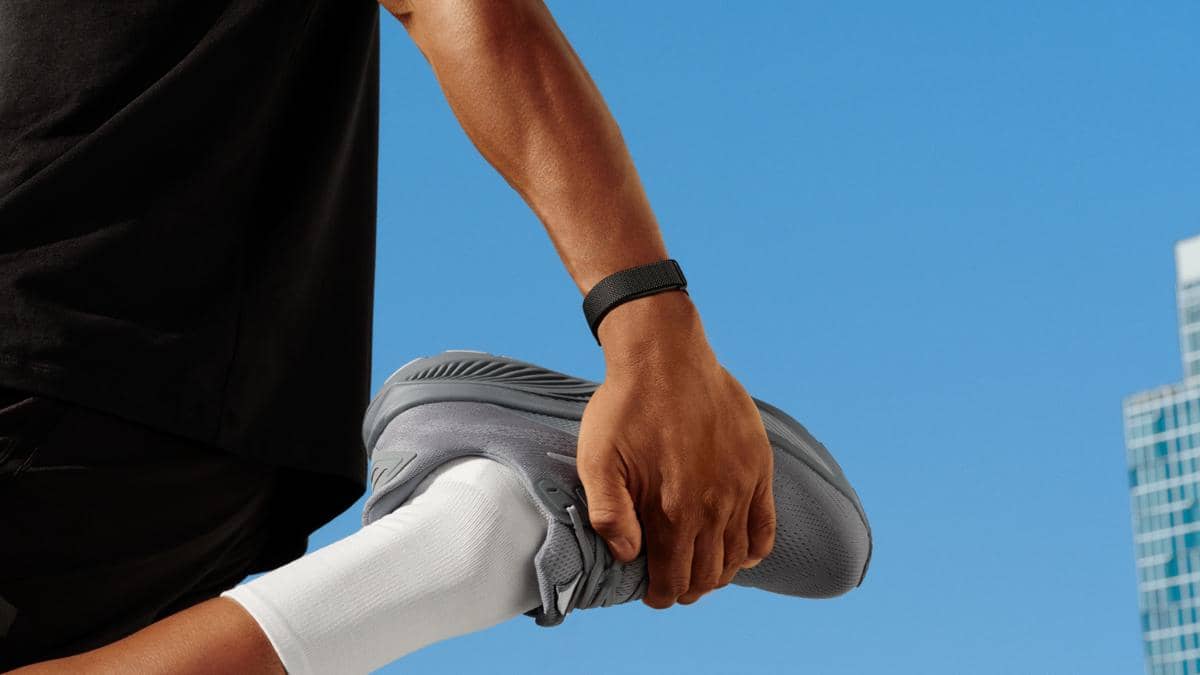 fitbit-air-obsidian-stretch-lifestyle_6652.jpg