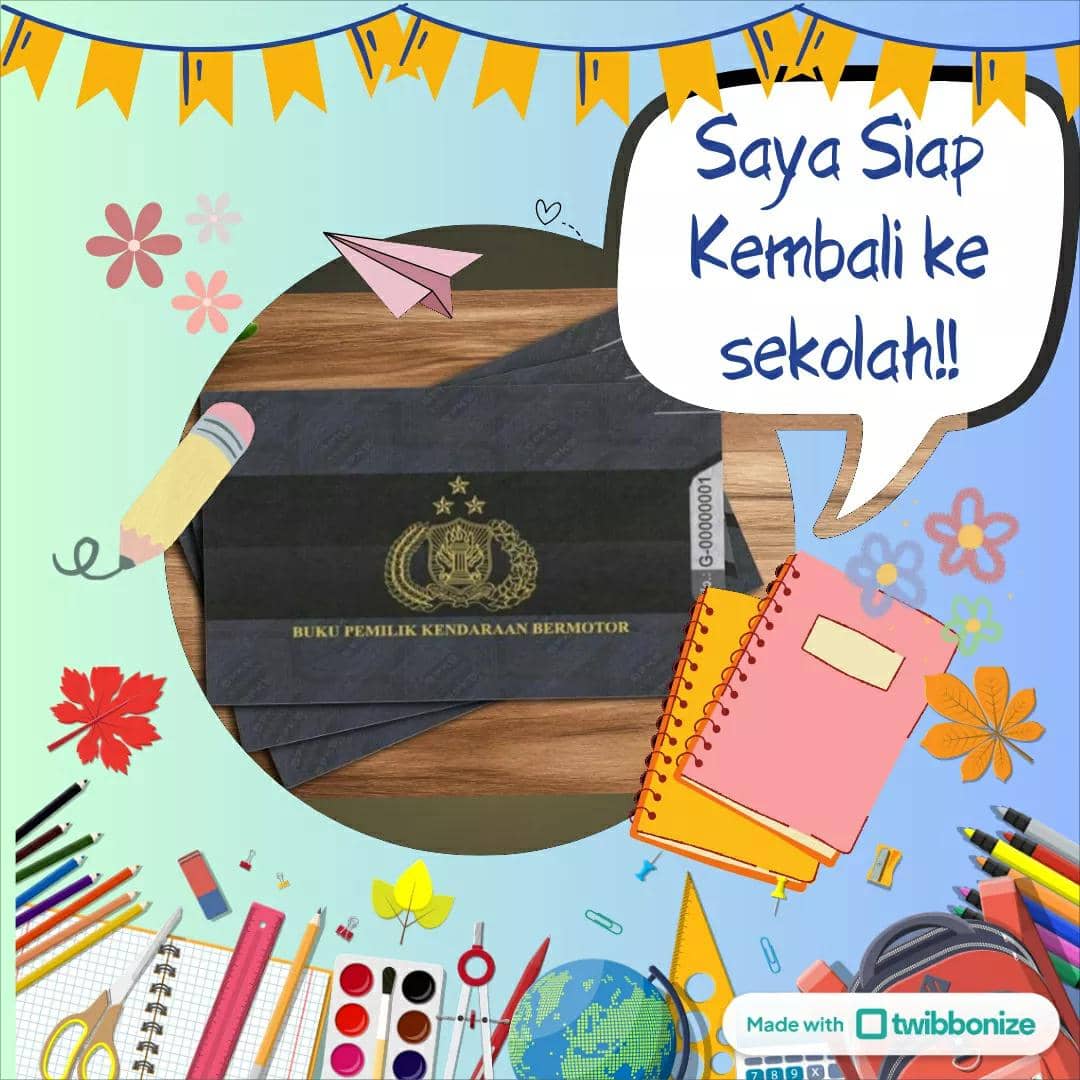 Buku pemilik kendaraan bermotor diletakkan di meja kayu dengan hiasan alat tulis, buku catatan, dan tulisan Saya Siap Kembali ke Sekolah.