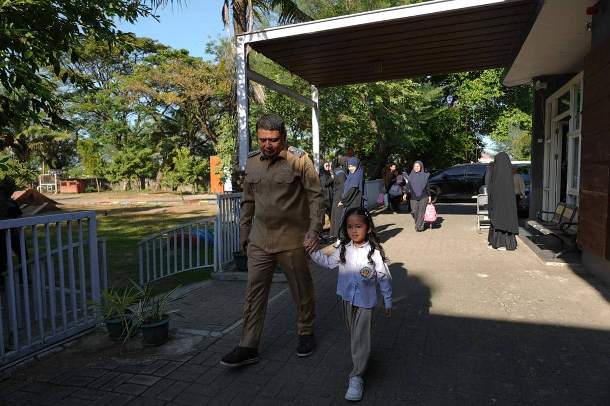 Antar Putri Bungsu ke Sekolah, Munafri Ajak Ayah Dampingi Anak