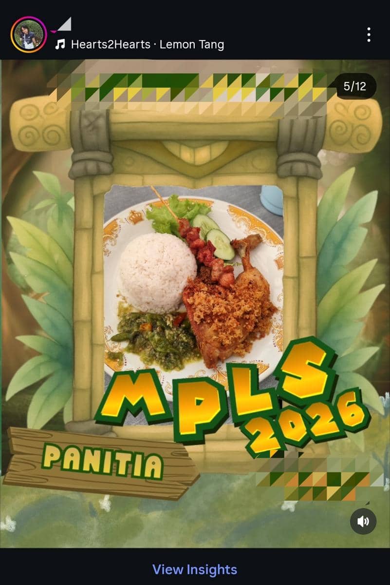 Sepiring nasi putih dengan ayam goreng, sate, sambal hijau, dan lalapan ditampilkan dalam bingkai bertema MPLS 2026 panitia.