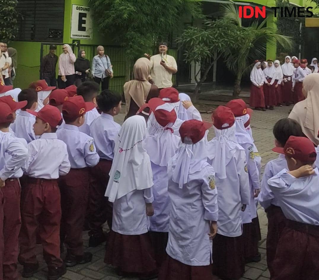 Ada Ayah Di Balik Senyum Siswa saat Hari Pertama Sekolah di Medan