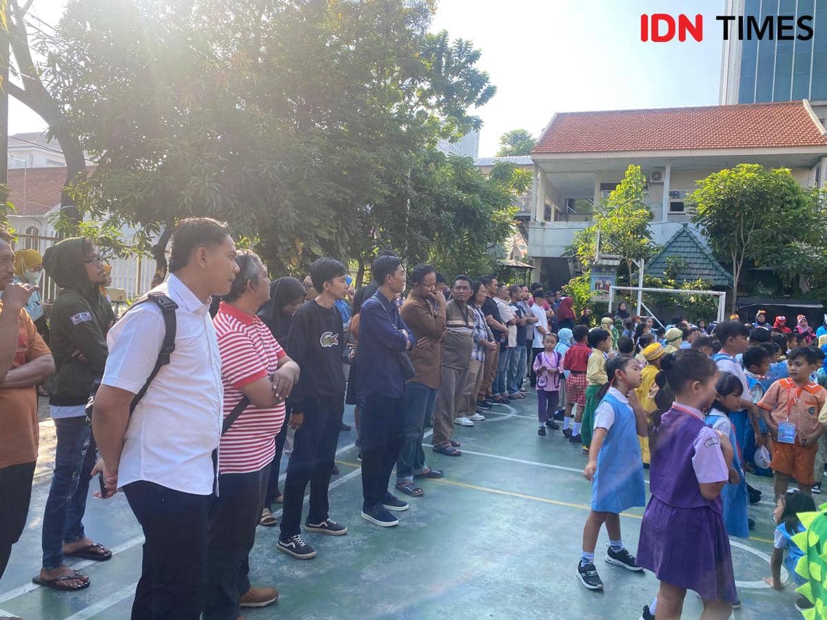 Saat Para Ayah di Surabaya Antar Anak Pertama Masuk Sekolah