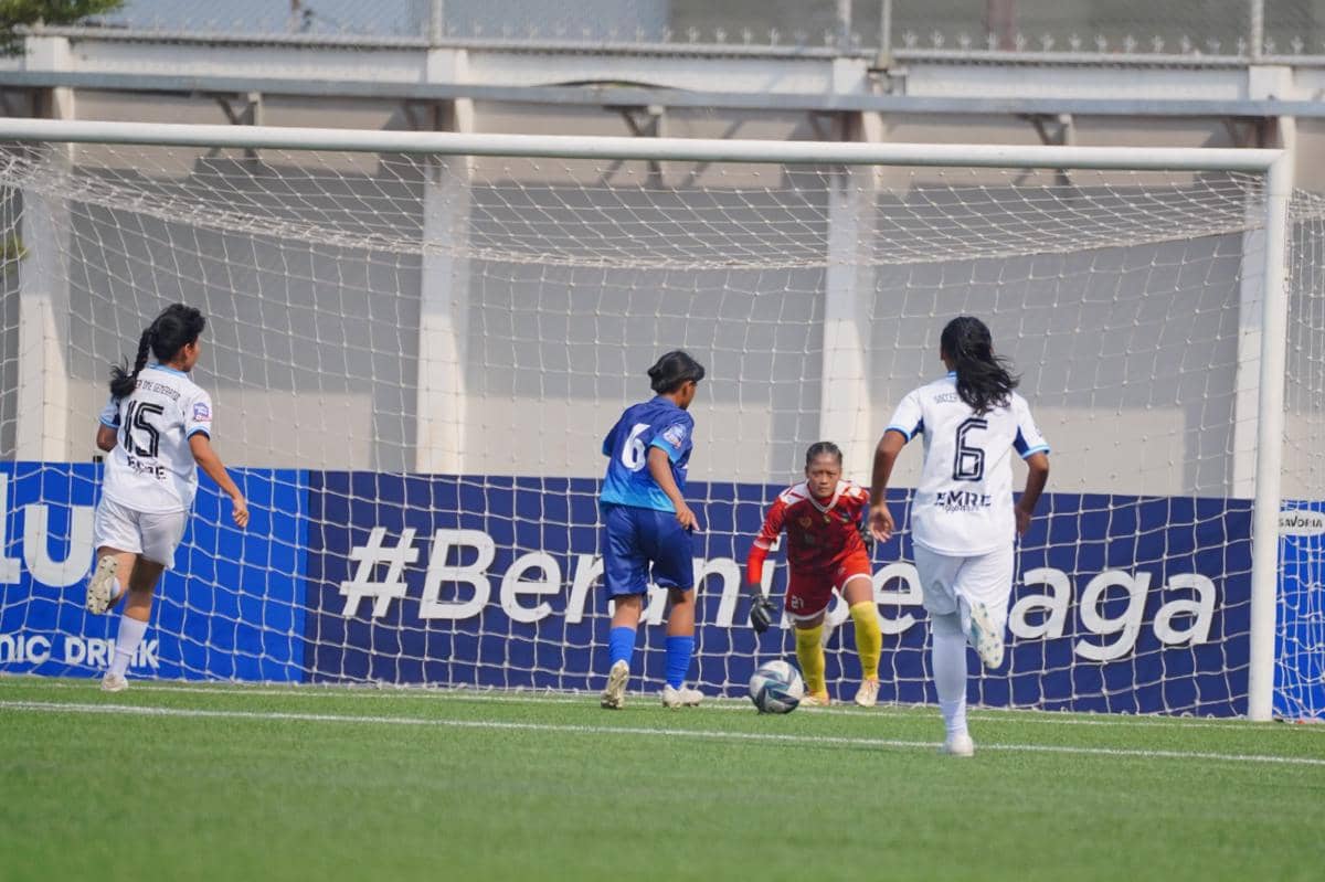 Pemain sepak bola wanita sedang beraksi di depan gawang dalam pertandingan final Hydroplus Soccer League 2025/26.