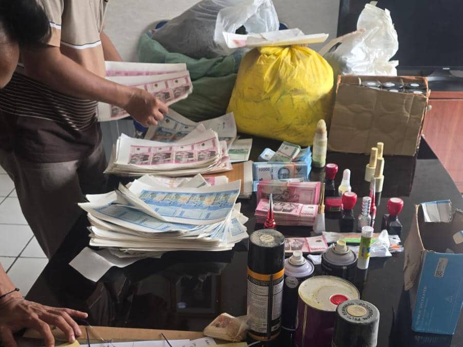 Tumpukan lembaran uang palsu berbagai nominal, peralatan pencetakan, dan bahan kimia disita di Pakuhaji oleh pihak kepolisian.