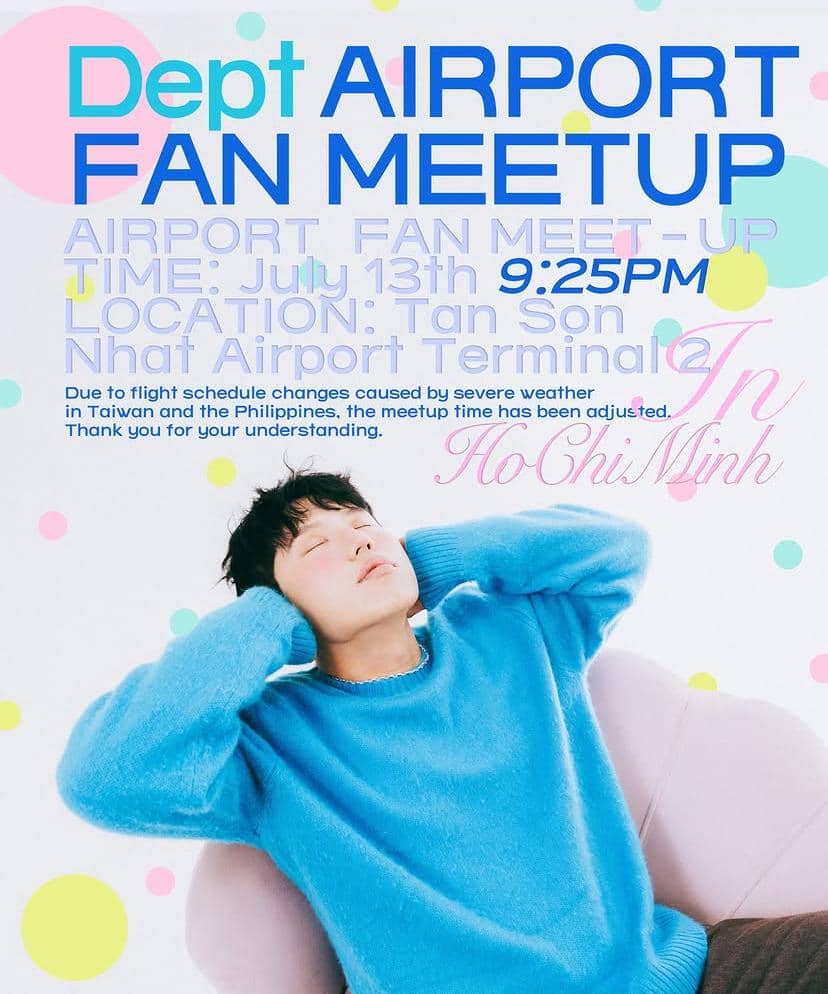 Seorang pria mengenakan sweter biru duduk bersantai dengan mata terpejam di depan poster pengumuman fan meetup Dept di Ho Chi Minh.