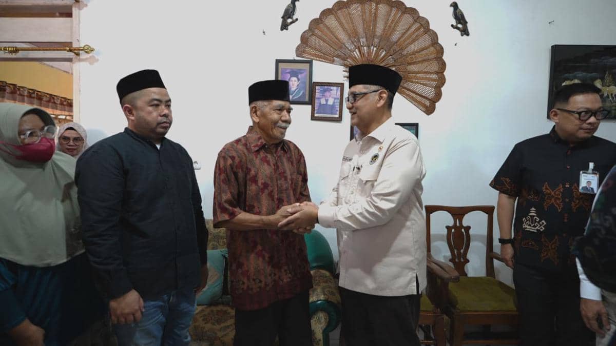 Menhaj Temui Keluarga dr. Fitri, Dokter Haji asal Baubau yang Gugur saat Bertugas