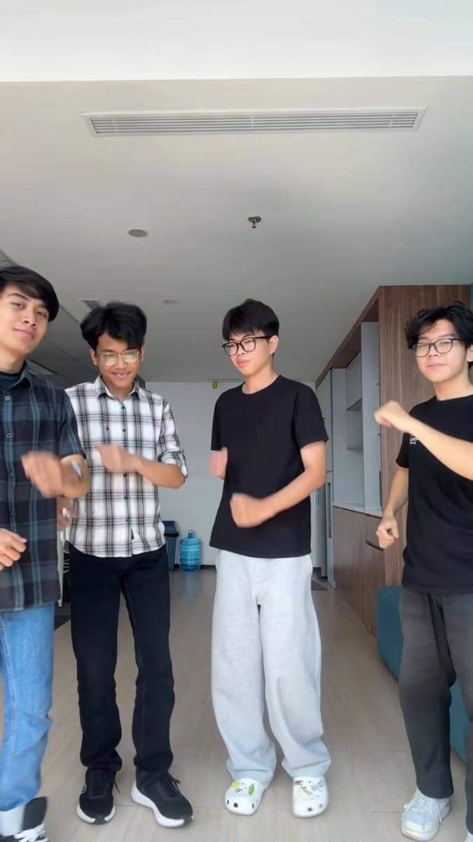 Empat peserta Clash of Champions Season 3 berpose santai bersama di dalam ruangan dengan suasana akrab dan kompak.
