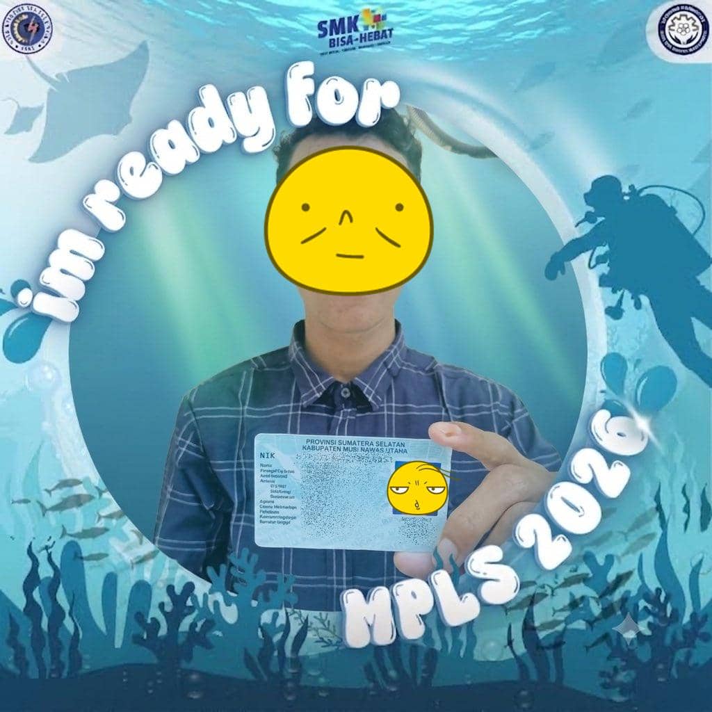 Seorang siswa mengenakan kemeja kotak-kotak memegang kartu identitas dengan wajah ditutupi stiker emotikon di latar bertema laut bertuliskan MPLS 2026.