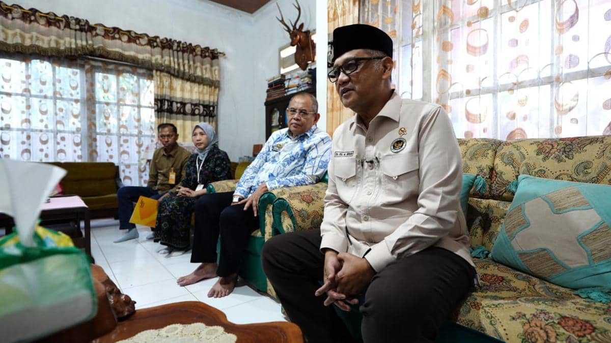 Menteri Haji dan Umrah Republik Indonesia, Mochamad Irfan Yusuf, mengunjungi kediaman keluarga almarhumah dr. Fitri Rezkiani di Kota Baubau,