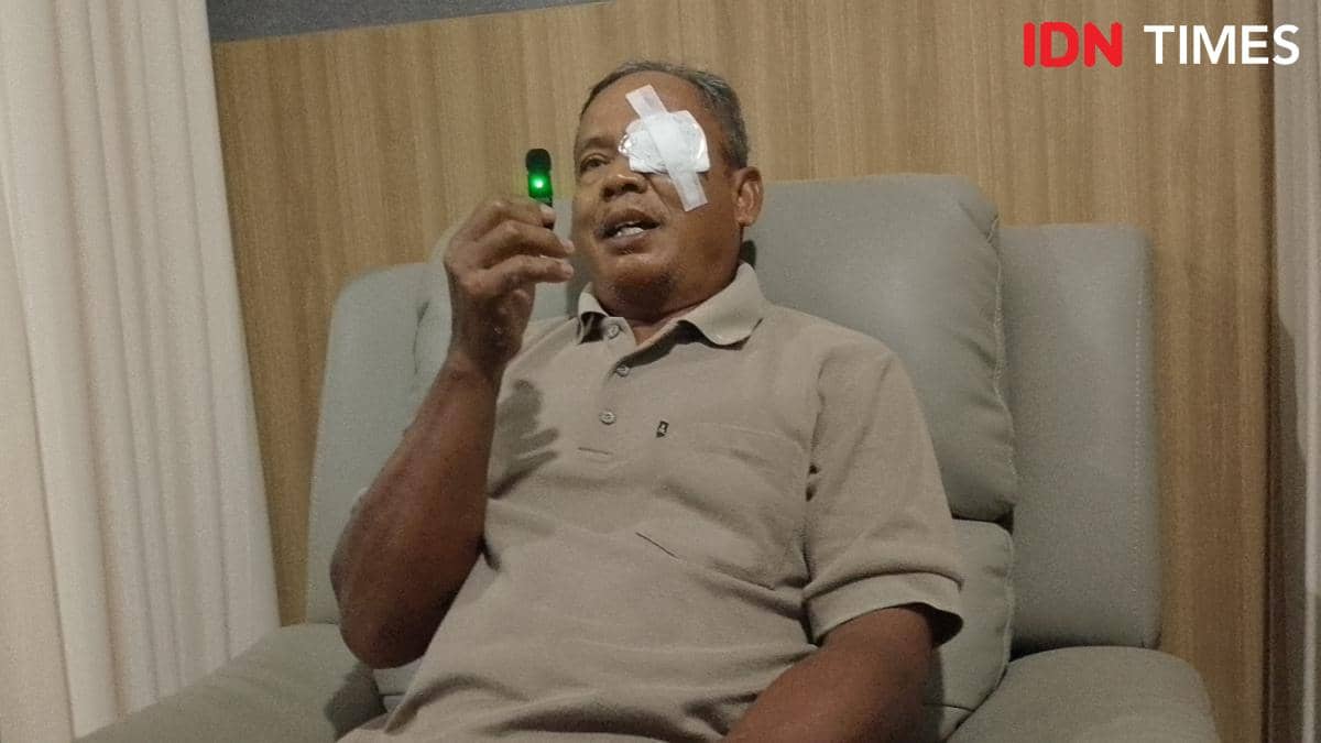 Seorang pria duduk di kursi dengan perban di mata kanannya setelah menjalani operasi katarak gratis di Banyumas.