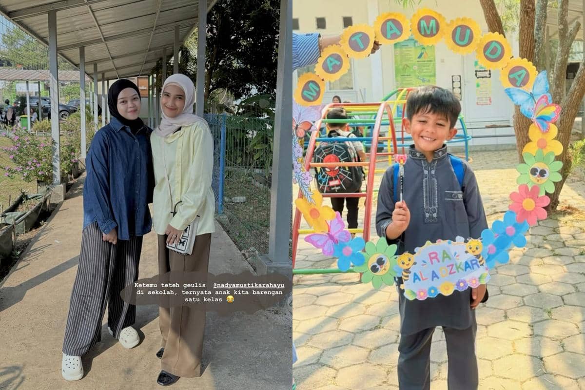 Dua wanita berpose di area sekolah dan seorang anak laki-laki tersenyum memegang bingkai hias bertuliskan RA Al Adzkar pada hari pertama sekolah.