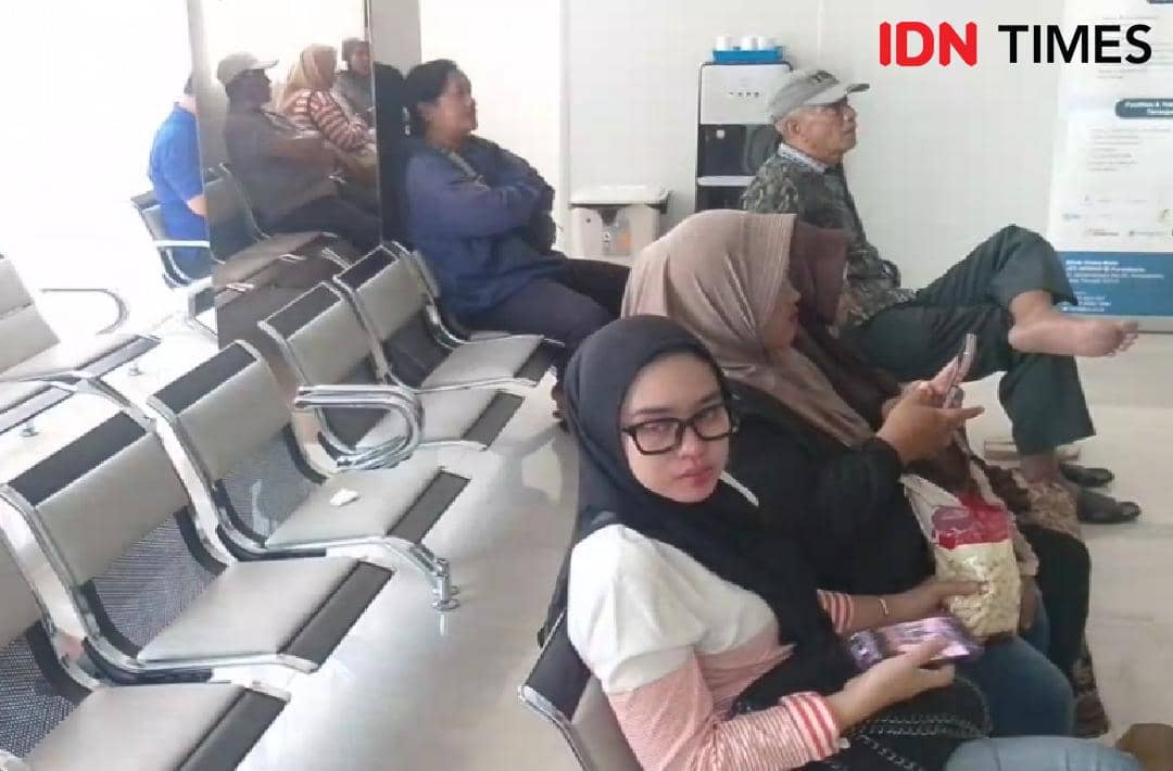 Beberapa pasien duduk menunggu giliran di ruang tunggu rumah sakit mata JEC Anwari Purwokerto saat operasi katarak gratis.