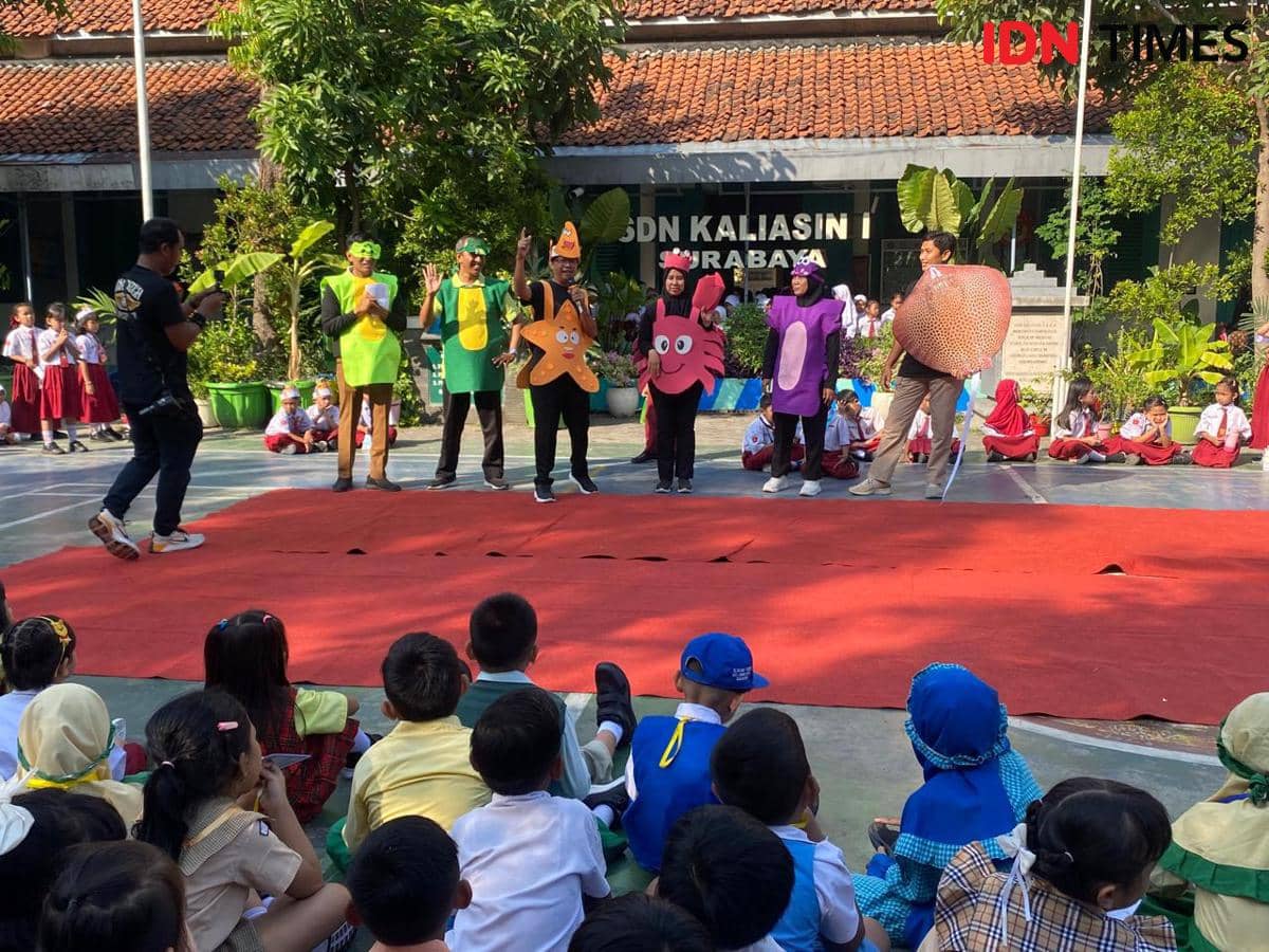 Ikan Nemo hingga Bajak Laut Sambut Siswa Baru SDN Kaliasin 1 Surabaya