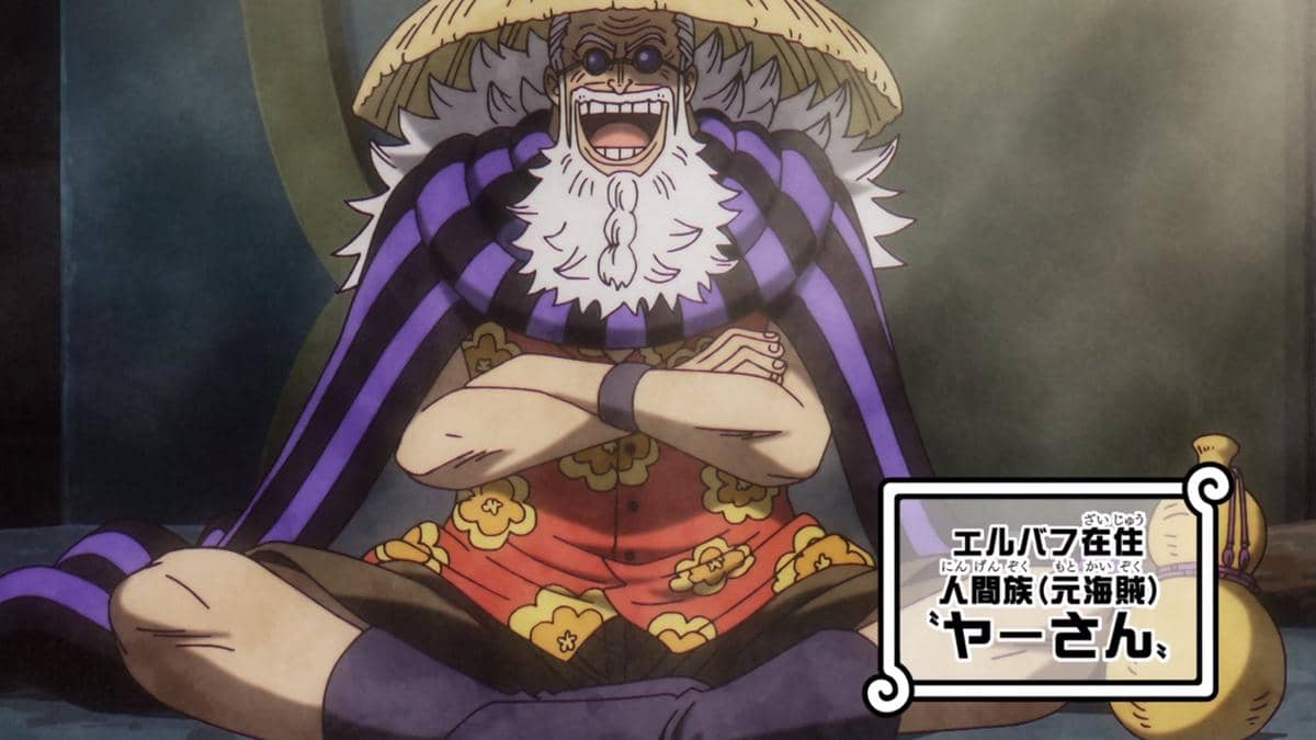 Karakter Gaban dari anime One Piece duduk bersila dengan senyum lebar, mengenakan topi jerami besar dan jubah ungu bergaris hitam.