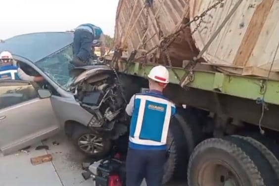 Innova Tabrak Truk Trailer di Tol Ngawi, 1 Tewas 3 Orang Luka-luka