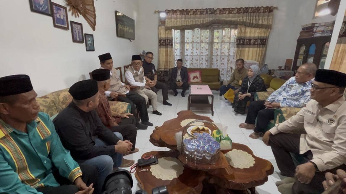Menteri Haji dan Umrah Republik Indonesia, Mochamad Irfan Yusuf, mengunjungi kediaman keluarga almarhumah dr. Fitri Rezkiani di Kota Baubau,