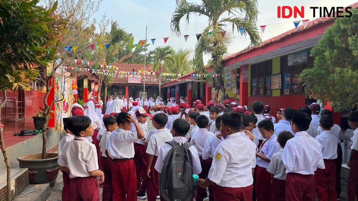 Hari Pertama MPLS, Ortu Murid di Lampung Semangat Antar Anak Sekolah