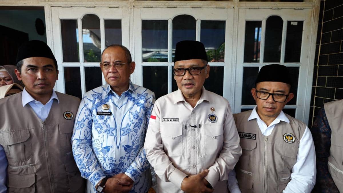 Menteri Haji dan Umrah Republik Indonesia, Mochamad Irfan Yusuf, mengunjungi kediaman keluarga almarhumah dr. Fitri Rezkiani di Kota Baubau,