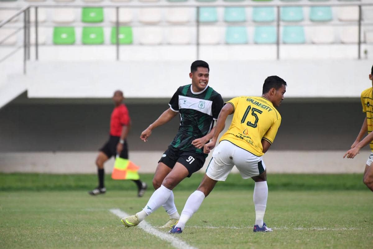 Pemain PSMS Medan berebut bola dengan pemain Binjai City SC dalam laga uji coba pramusim di Stadion Mini Pancing, Medan.