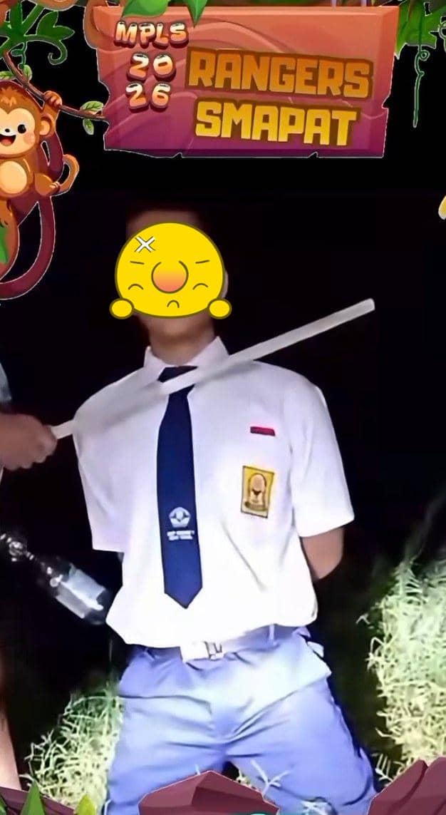 Siswa mengenakan seragam putih biru dengan dasi sekolah sedang mengikuti kegiatan MPLS 2026 bertema Rangers SMAPAT di malam hari.