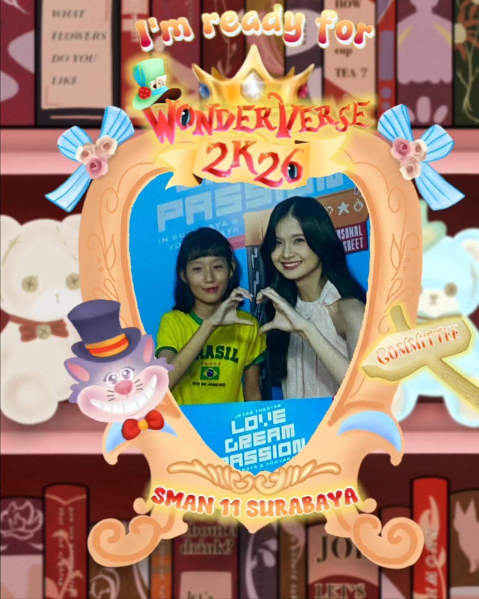 Dua siswa SMAN 11 Surabaya berpose membentuk simbol hati di acara MPLS 2026 bertema Wonderverse dengan latar dekorasi warna-warni.