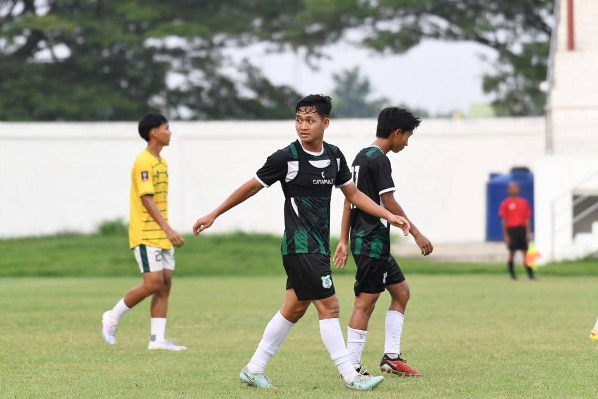 Pemain PSMS Medan mengenakan seragam hitam hijau saat laga uji coba melawan Binjai City SC di Stadion Mini Pancing, Medan.