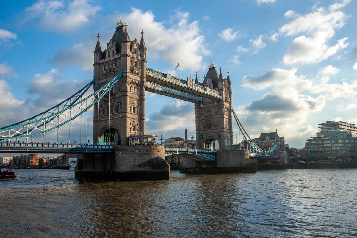 ilustrasi Tower Bridge di London